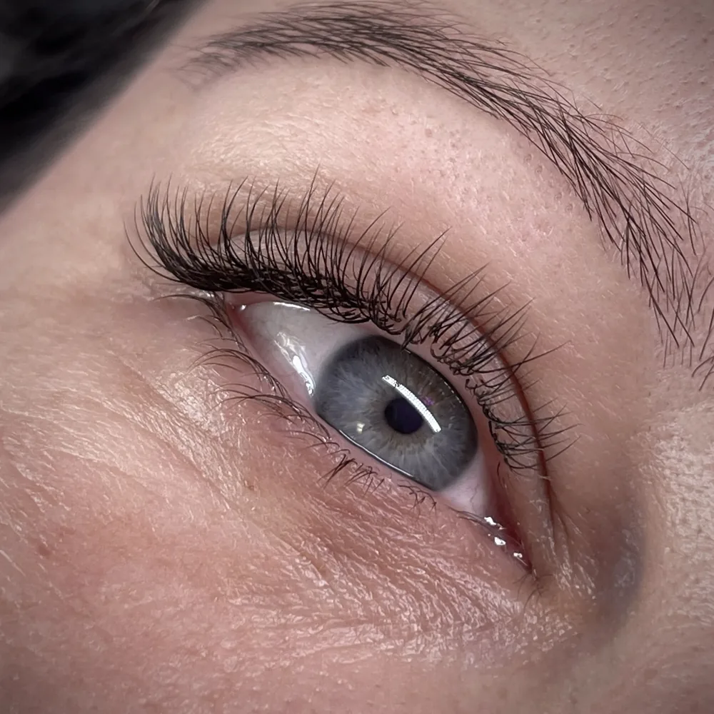 Classic lash extension set by Lashevista Beauty