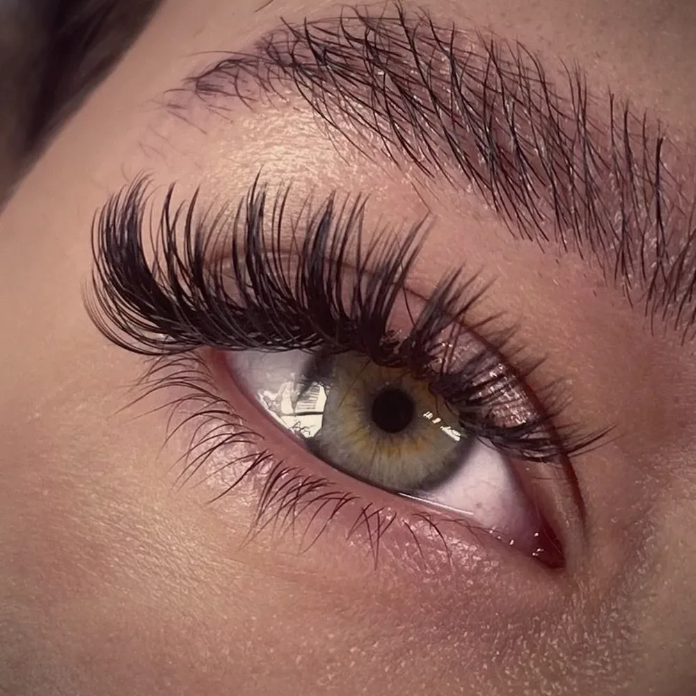 Hybrid lash extension set by Lashevista Beauty